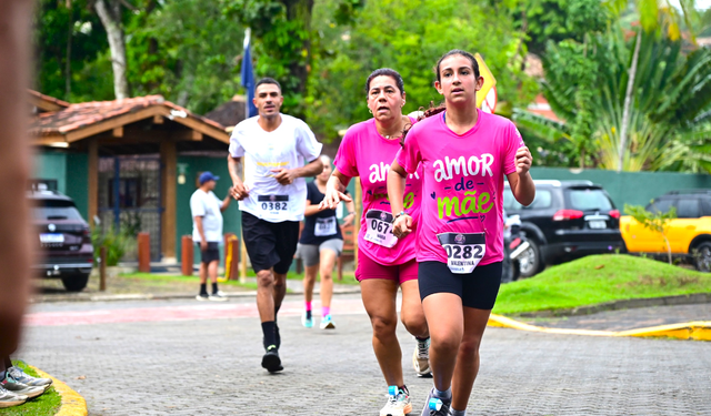 1ª Corrida das Mães reúne 700 participantes e marca conquista inédita de atleta de 63 anos em Ilhabela