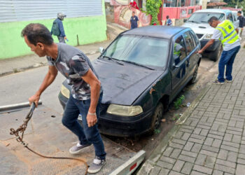 Prefeitura de Ilhabela intensifica reordenamento urbano com remoção de veículos abandonados