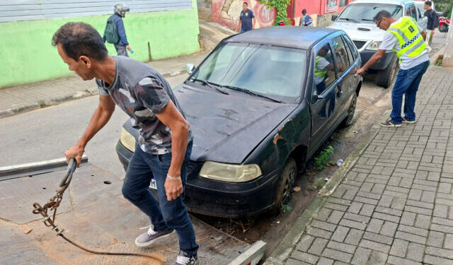 Prefeitura de Ilhabela intensifica reordenamento urbano com remoção de veículos abandonados