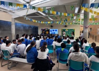 Estudantes da Escola Cívico-Municipal Julio Cezar Cardial De Tullio participam de palestra sobre conservação ambiental e preservação de Alcatrazes