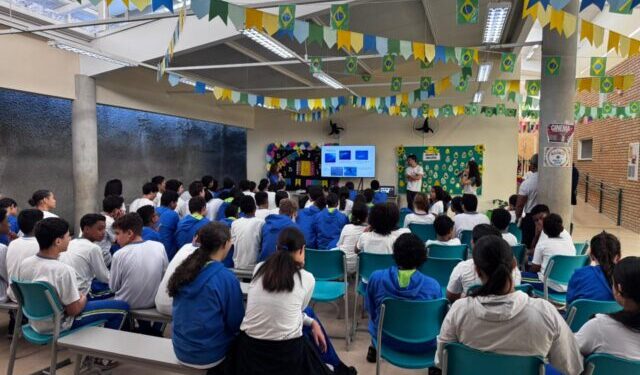 Estudantes da Escola Cívico-Municipal Julio Cezar Cardial De Tullio participam de palestra sobre conservação ambiental e preservação de Alcatrazes