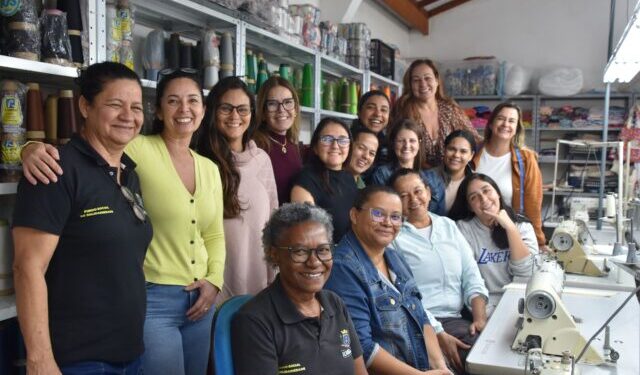 Fundo Social de Ilhabela certifica mais 10 alunas em workshop de consertos e reparos em costura
