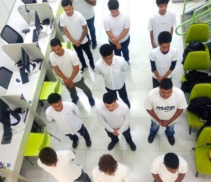 Jovens de Ilhabela participam de Juramento à Bandeira Nacional