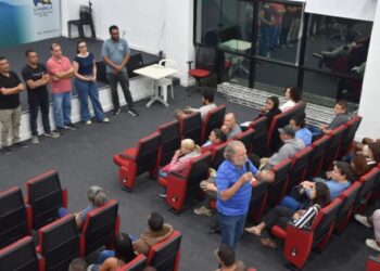 Prefeitura de Ilhabela entrega autorizações de emplacamento a 67 famílias do Núcleo Bexiga