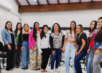 Curso de Manicure e Alongamento em Gel forma 12 alunas em Ilhabela