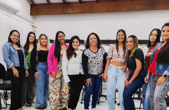 Curso de Manicure e Alongamento em Gel forma 12 alunas em Ilhabela