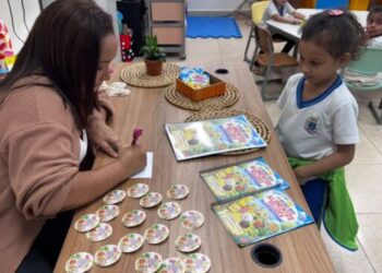 Escola de Ilhabela homenageia agente de alimentação escolar por projeto reconhecido pelo MEC