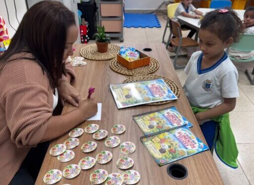 Escola de Ilhabela homenageia agente de alimentação escolar por projeto reconhecido pelo MEC