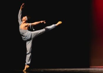Bailarino de Ilhabela se destaca em competição nacional e embarca para formação na Itália
