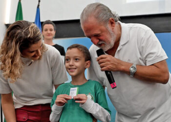 Prefeito Toninho Colucci entrega primeiras Carteirinhas Municipais da Pessoa com Deficiência durante Plenária Setembro Verde