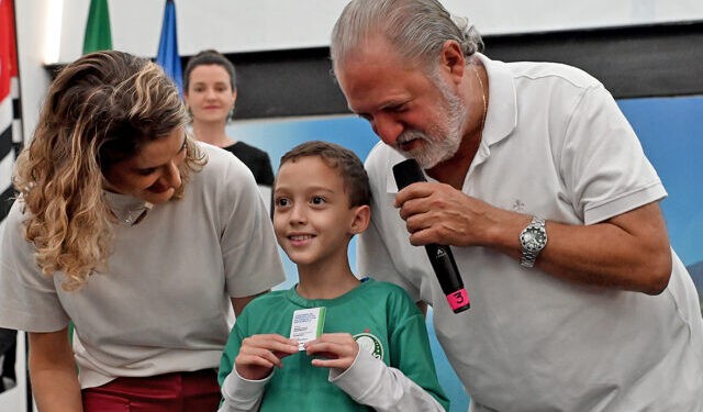 Prefeito Toninho Colucci entrega primeiras Carteirinhas Municipais da Pessoa com Deficiência durante Plenária Setembro Verde