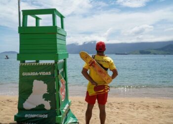 Prefeitura de Ilhabela abre 20 vagas para guarda-vidas na temporada de verão 2026/2027