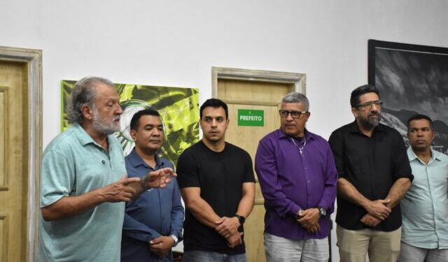 Prefeitura de Ilhabela entrega títulos de regularização fundiária a moradores do Cobata II