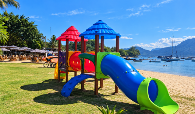 Prefeitura de Ilhabela instala novo playground na Praça Ângelo Fazzini