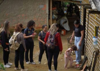 Programa Casa Caiçara: famílias assinam termo de aceitação para novas residências em Castelhanos e Praia Mansa