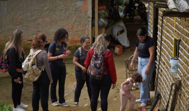 Programa Casa Caiçara: famílias assinam termo de aceitação para novas residências em Castelhanos e Praia Mansa